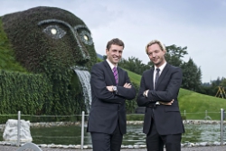 Markus Langes-Swarovski (Mitglied des Swarovski Executive Board, re.) und Stefan Isser (Geschäftsführer d. swarovski tourism services gmbh) vor der Ikone der Swarovski Kristallwelten, dem Riesen.