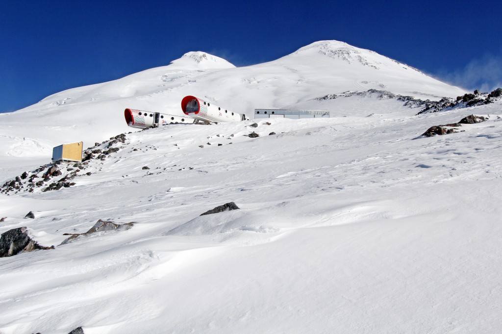 Gletscher mit futuristischer Berghütte.