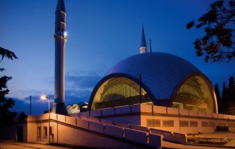 Die erste Frau  in einer Männerbastion