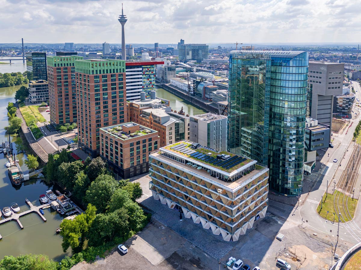 The Cradle – der Name lässt schon erahnen, welches Konzept hinter dem Holzhybridbau von HPP Architekten in Düsseldorf steckt.